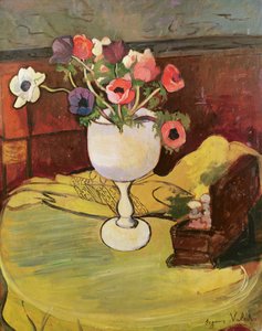 Vase de fleurs, anémones dans un verre blanc